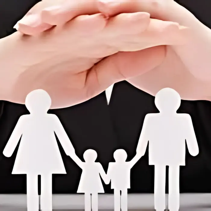 Peritaje Social Familiar. Manos protegiendo a una familia, símbolo de respaldo en peritajes sociales familiares y socioeconómicos en Chile.